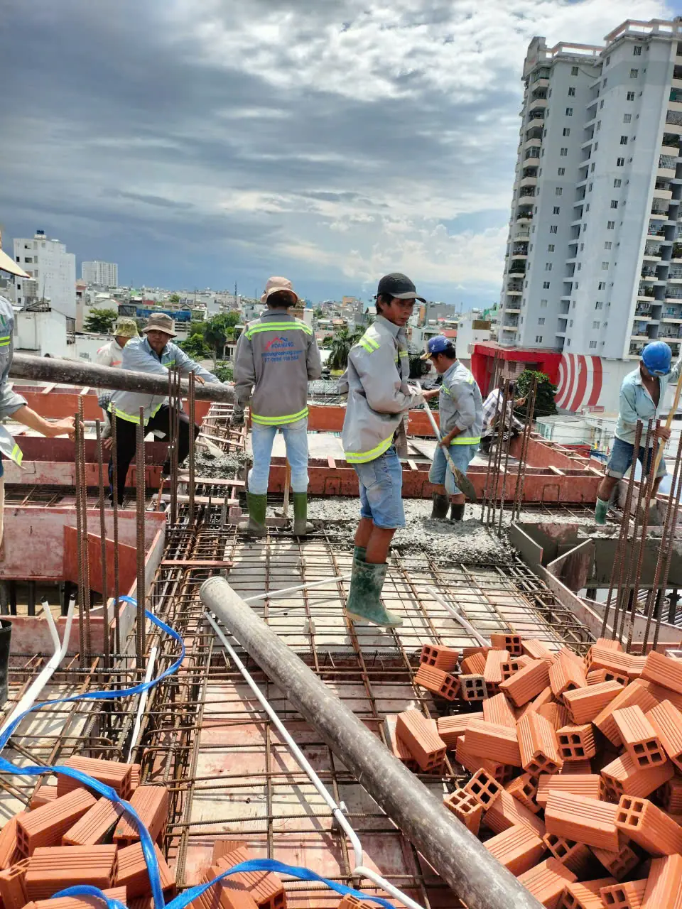 đơn gi&aacute; x&acirc;y th&ocirc; nh&agrave; 2 tầng